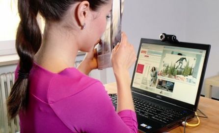 Verknüpfung von Print- und Online-Welt über eine Webcam. Quelle: metaio/OTTO Gruppe.