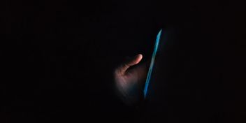 Bild: Akshar Dave – Unsplash | Hintergrund erweitert mit KI (ChatGPT), Bild: Akshar Dave – Unsplash | Hintergrund erweitert mit KI (ChatGPT)
