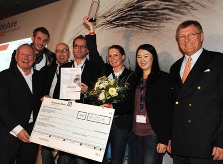 Der Gewinner des Webfuture Award 2011 heißt YieldKit. Sandra Tiemann zog für ihr Team den Gründerpreis an Land. Uwe Jens Neumann (Hamburg@work) und Dr. Gottfried Neuhaus (Neuhaus Partners) übergaben den Preis.