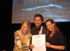 Andreas Türck (pilot entertainment) umgeben von Bunte life Moderatorinnen Charlotte Karlinde (links) und Sabine Krug.