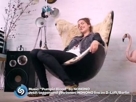 Shazam-Logo ruft zum "Taggen" des Popsongs auf. Screenshot YouTube