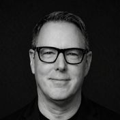 Christopher Kaiser, Score Media Group, Bild: Oliver Doll – Content Fleet | Hintergrund erweitert mit KI (ChatGPT)