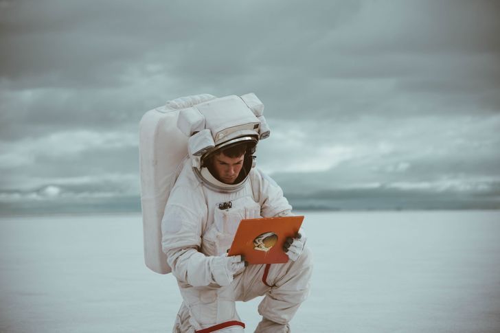 …wirft noch einen schnellen Blick auf den Gesetzestext, dann kann es losgehen, Bild: Bradley Dunn – Unsplash Bild: Bradley Dunn – Unsplash