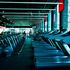 DOOH-Spezialist Airtango vermarktet Screens bei McFit und John Reed
