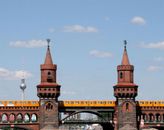 Oberbaumbruecke_mit_U-Bahn Von Sarah Jane at Flickr - Flickr, CC BY 2.0