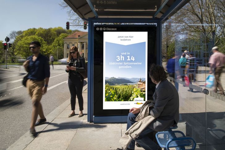 Das personalisierte Creative mit Reisezeitangabe an einer Bushaltestelle in München, Bild: Vivalu/Südtirol Tourismus Bild: Vivalu/Südtirol Tourismus