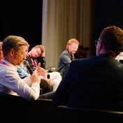 Diskussion über Multichannel-Werbung auf der Bühne, Bild: ADZINE
