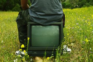Klassisches TV bei Ü30-Jährigen auf dem Abstellgleis?, Bild: Jonathan Meza – Unsplash Bild: Jonathan Meza – Unsplash