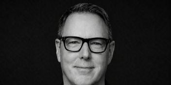 Christopher Kaiser, Score Media Group, Bild: Oliver Doll – Content Fleet | Hintergrund erweitert mit KI (ChatGPT)