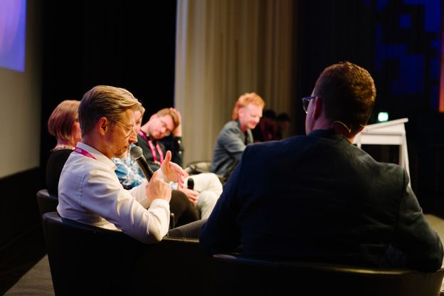 Diskussion über Multichannel-Werbung auf der Bühne, Bild: ADZINE