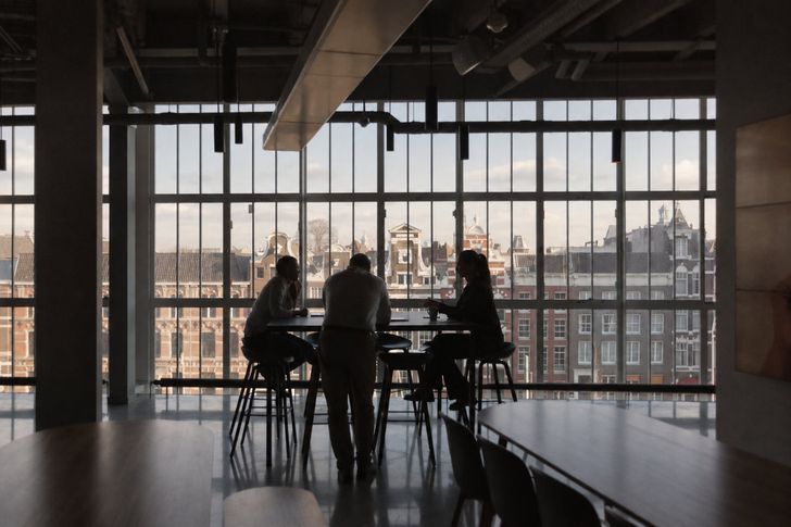 Bild: Rodeo Project Management Software – Unsplash | bearbeitet mit KI (ChatGPT)