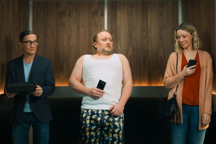 Szene aus dem Spot: Die Anmeldung bei Online-Diensten ohne die NetID gleicht einem Striptease., Bild: NetID Bild: NetID