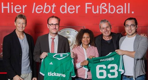 (v.l.n.r.) Dr. Peter Dendl (Tickaroo-Mitgründer), Toni Schnell (Geschäftsführer Olympia Verlag), Naomi Owusu (Geschäftsführung Tickaroo), Werner Wittmann (Leiter Digitale Medien kicker) und Matthew Ulbrich (Chief Product Officer Tickaroo) (v.l.n.r.) Dr. Peter Dendl (Tickaroo-Mitgründer), Toni Schnell (Geschäftsführer Olympia Verlag), Naomi Owusu (Geschäftsführung Tickaroo), Werner Wittmann (Leiter Digitale Medien kicker) und Matthew Ulbrich (Chief Product Officer Tickaroo)